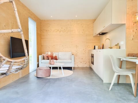 Kitchen or kitchenette, Seating area, Dining area