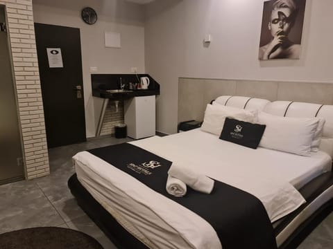 Bed, Bathroom, Kitchen or kitchenette, Photo of the whole room, Seating area, Bedroom, towels