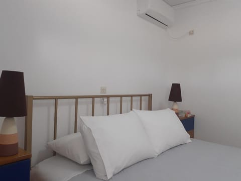 Bed, air conditioner