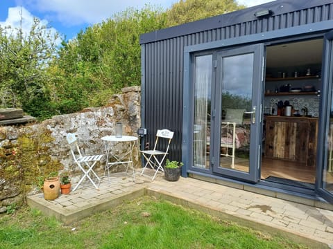 Rhubarb Hut, set in the beautiful Cornish Countryside Apartment in England