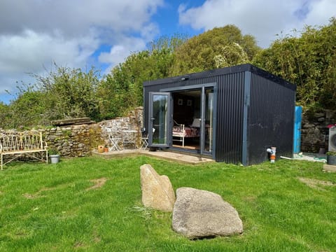 Rhubarb Hut, set in the beautiful Cornish Countryside Apartment in England