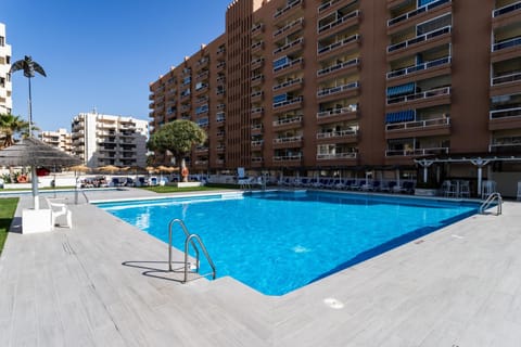 Swimming pool, sunbed