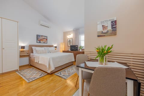 Bed, TV and multimedia, Seating area, Bedroom, air conditioner