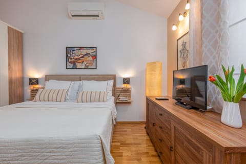 Bed, TV and multimedia, Bedroom, wardrobe, air conditioner