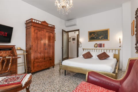 Bed, TV and multimedia, Living room, Photo of the whole room, Seating area, Evening entertainment, Bedroom, wardrobe