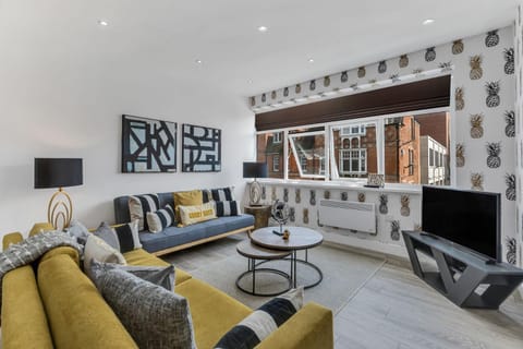 TV and multimedia, Living room, Seating area, Evening entertainment