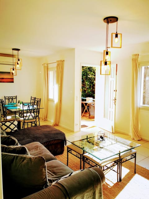 Living room, Seating area, Dining area, air conditioner