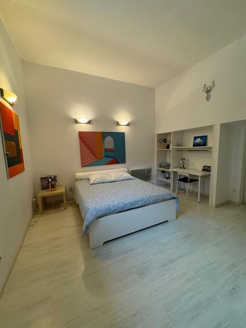 Bed, Photo of the whole room, Seating area, Bedroom