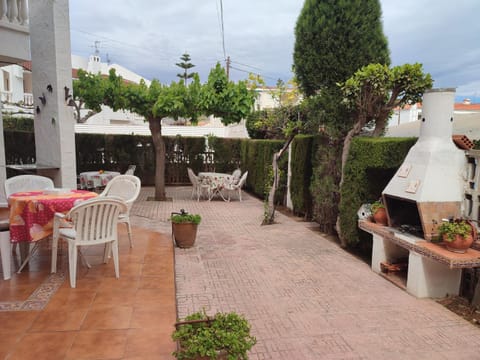 Property building, Patio, BBQ facilities, BBQ facilities, Garden