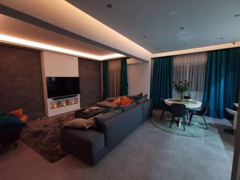 Communal lounge/ TV room, TV and multimedia, Living room, Seating area, Evening entertainment