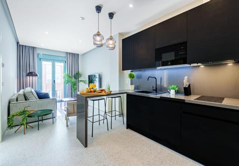 Kitchen or kitchenette, Dining area, minibar, stove, toaster, kitchen