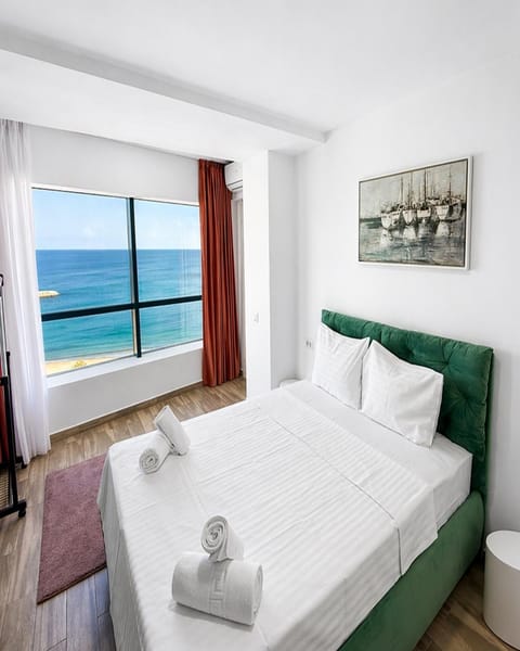 Photo of the whole room, Bedroom, Sea view