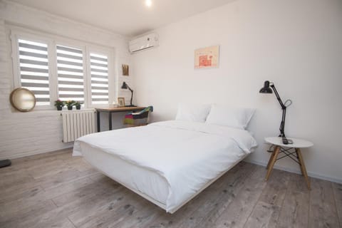 Bedroom, air conditioner