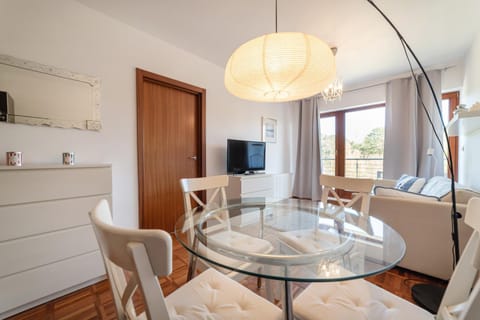 TV and multimedia, Living room, Seating area, Dining area