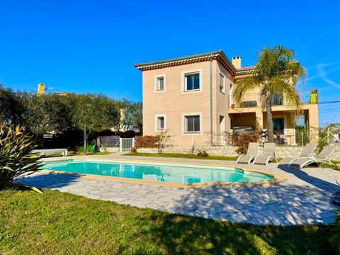 Property building, Garden, Swimming pool