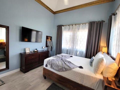 Bed, TV and multimedia, Bedroom