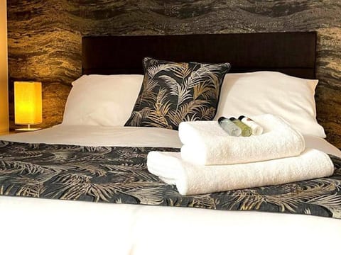 Bed, Bedroom, towels