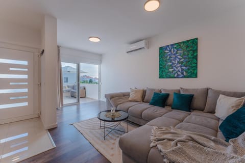 Living room, Seating area, air conditioner