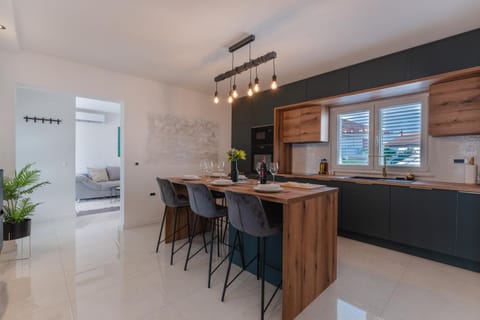 Kitchen or kitchenette, Seating area, pet friendly