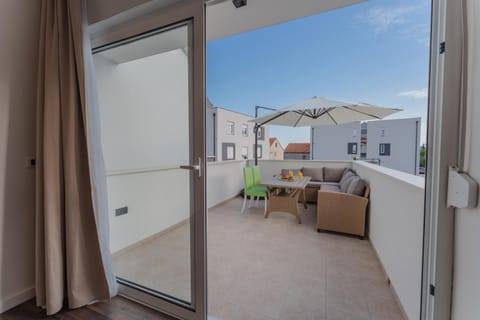 View (from property/room), Balcony/Terrace, Living room, Seating area