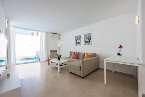Living room, Pool view