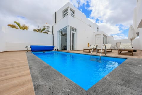 Property building, Swimming pool, sunbed