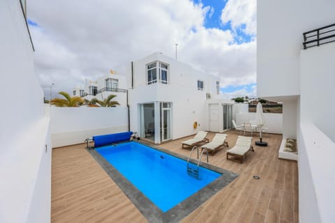 Property building, Balcony/Terrace, Pool view