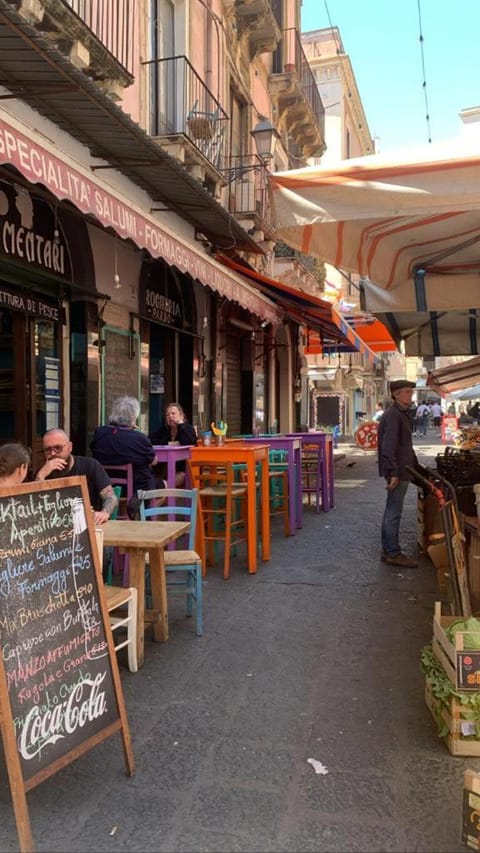 Restaurant/places to eat, People, Food and drinks, Food