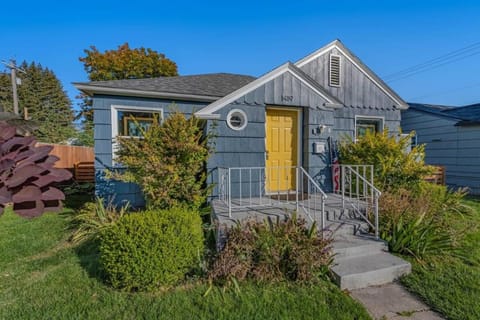 Property building, Facade/entrance, Day, Neighbourhood, Natural landscape, Garden