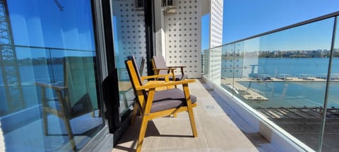 Natural landscape, View (from property/room), Balcony/Terrace, Seating area, Lake view, Lake view, sunbed