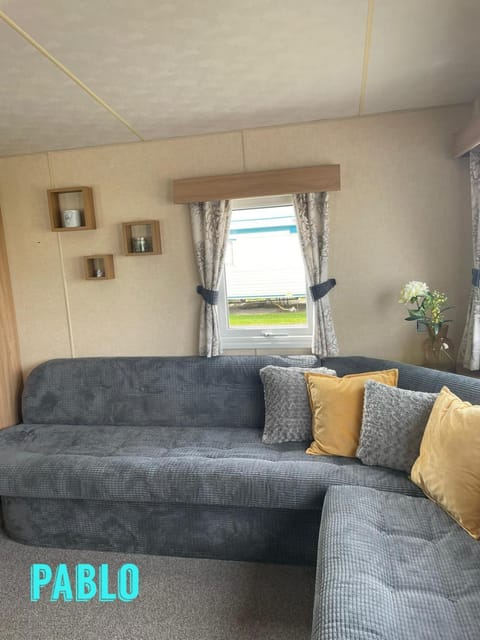 Towyn six berth en suite caravan Apartment in Towyn