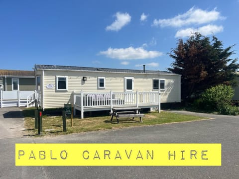 Towyn six berth en suite caravan Apartment in Towyn