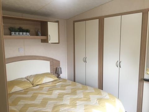 Towyn six berth en suite caravan Apartment in Towyn