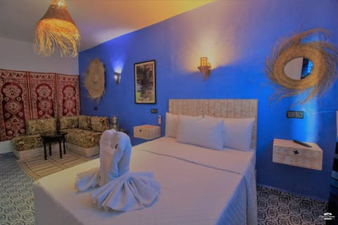 Bed, Photo of the whole room, Seating area, Bedroom, towels