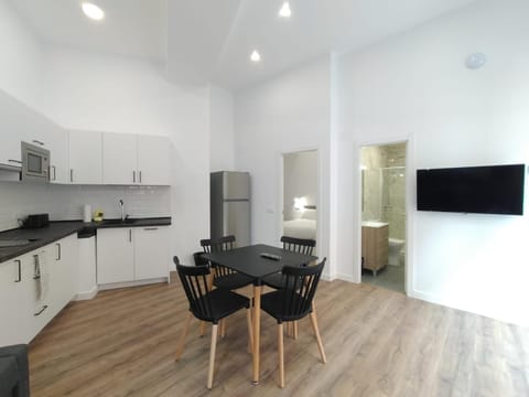 TV and multimedia, Kitchen or kitchenette, Dining area, minibar, stove