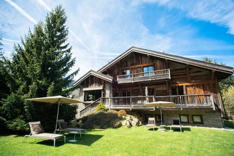 Property building, Natural landscape, Garden, Garden view, sunbed