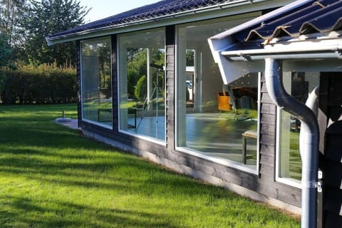 Property building, Patio, Spring, Day, Natural landscape, Garden, Garden view