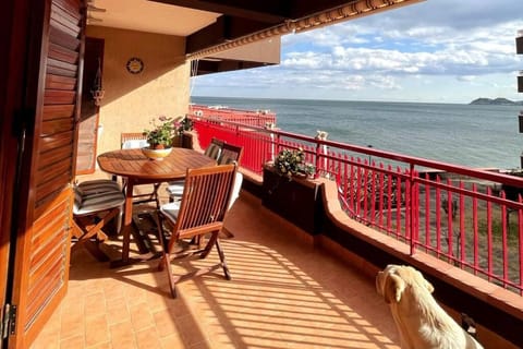 Natural landscape, View (from property/room), Balcony/Terrace, Living room, Seating area, Sea view