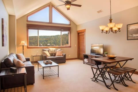 Day, TV and multimedia, View (from property/room), Living room, Seating area, Dining area, Mountain view, furniture, air conditioner