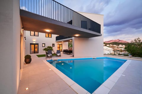 Facade/entrance, Swimming pool