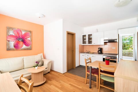 Kitchen or kitchenette, Living room, Seating area, Dining area