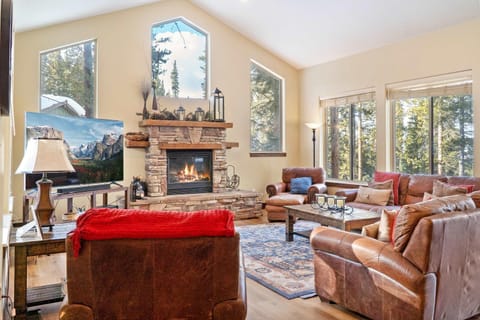 Dreamy 6 BR with Hot Tub Walk to Goose Pasture Tarn House in Blue River