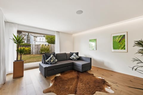 Garden, Living room, Seating area, Garden view