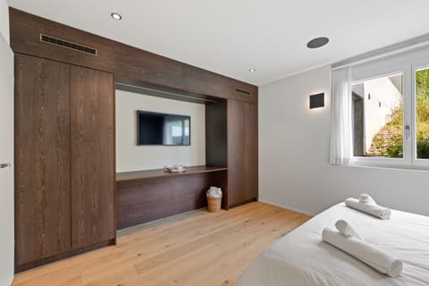 Bed, TV and multimedia, Photo of the whole room, Bedroom, towels, wardrobe