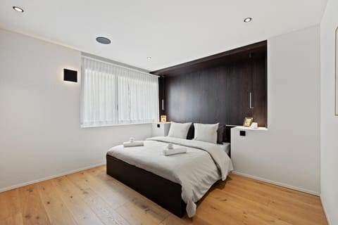 Bed, Photo of the whole room, Bedroom, Family, towels