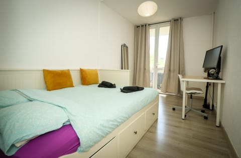 Bed, Photo of the whole room, Bedroom