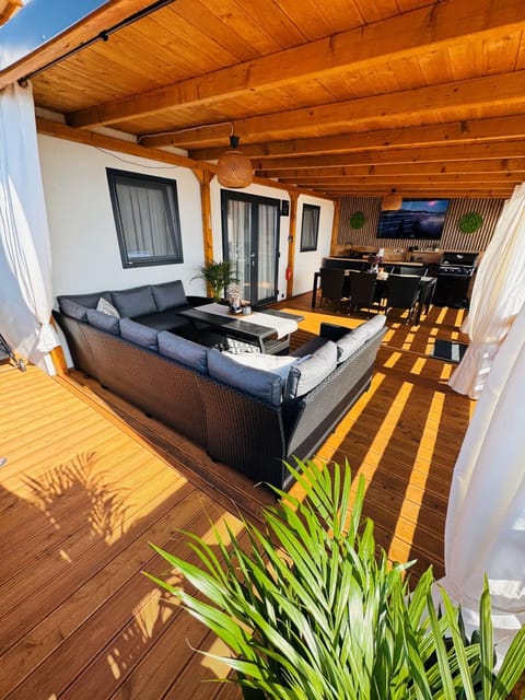 Patio, Communal lounge/ TV room, Off site, Day, Balcony/Terrace, Seating area, sunbed