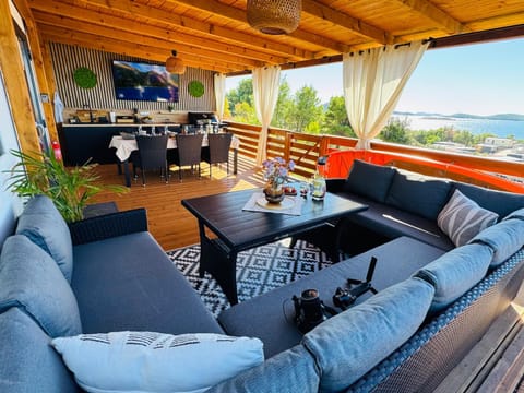 Communal lounge/ TV room, Natural landscape, TV and multimedia, View (from property/room), Balcony/Terrace, Seating area, Sea view