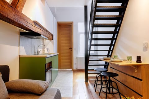 Kitchen or kitchenette, Dining area