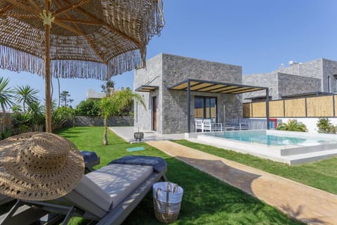 Seating area, Swimming pool, sunbed